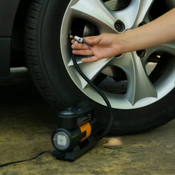 SkyCar kompresor za auto sa LED svetlom 12V 120W-2 SkyCar kompresor za auto sa LED svetlom 12V 120W-2